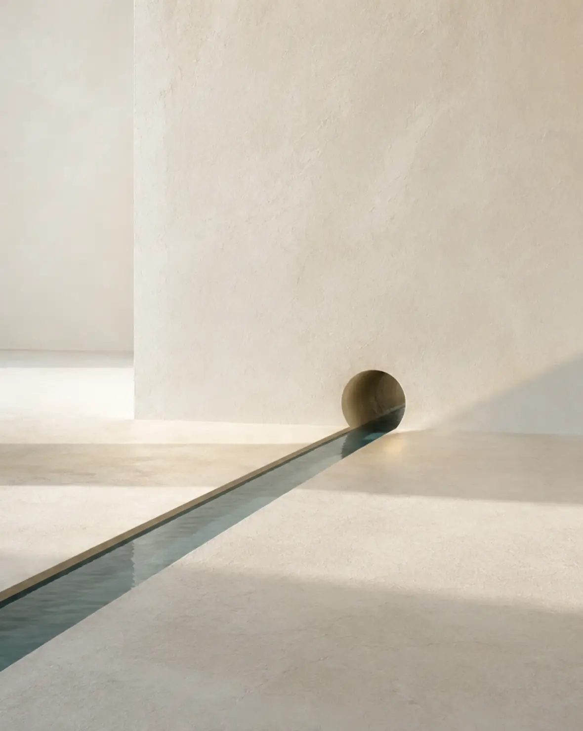 Interior arquitectónico sereno atravesado por un canal de agua fino bajo luz natural